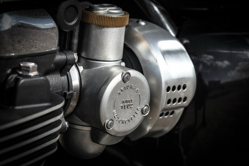 Triumph Bonneville T120: Mạnh mẽ và êm ái - 2