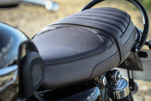 Triumph Bonneville T120: Mạnh mẽ và êm ái - 5