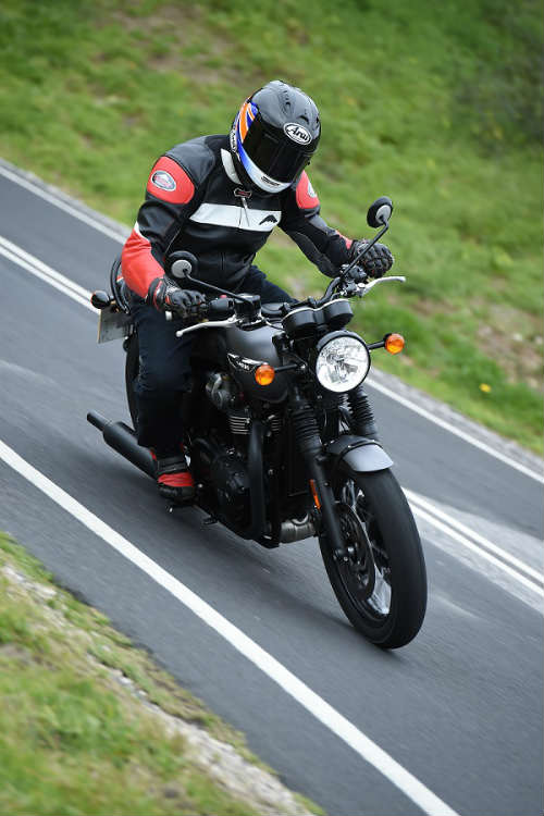 Triumph Bonneville T120: Mạnh mẽ và êm ái - 6