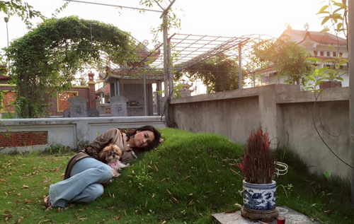 Facebook sao 19.4: Diva Thanh Lam gối đầu bên mộ cha - 1