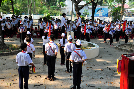 Toàn trường tổ chức lễ mặc niệm 9 học sinh đuối nước - 1