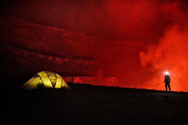 Ngủ qua đêm trong khu vực núi lửa đang hoạt động - 1