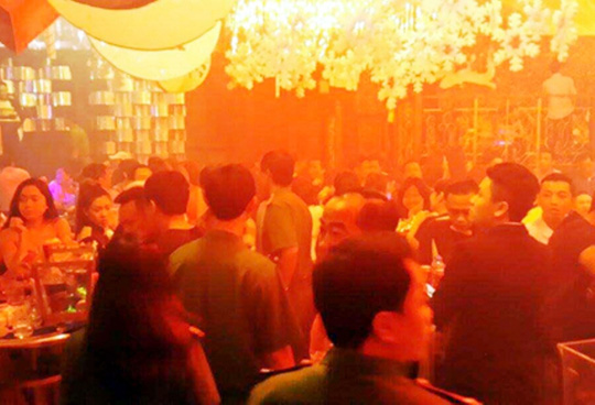 Giang hồ hỗn chiến kinh hoàng trong quán bar - 2