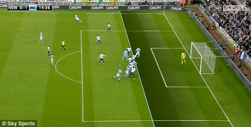 Tranh cãi: Aguero ghi bàn thứ 100 trong thế việt vị - 1
