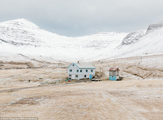 Quần đảo Faroe nằm trong vùng biển Na Uy là một trong những nơi hẻo lánh nhất châu Âu. Cư dân tại đây rất thưa thớt. Trong ảnh là một nhà thuộc ngôi làng Gásadalur, nơi chỉ có chỉ có 16 người sinh sống.