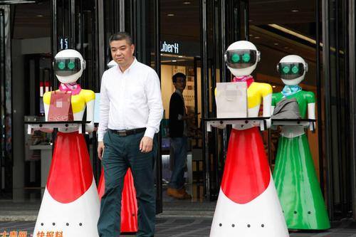 Đại gia Trung Quốc đi mua sắm, 8 robot nữ kè kè hộ tống - 1