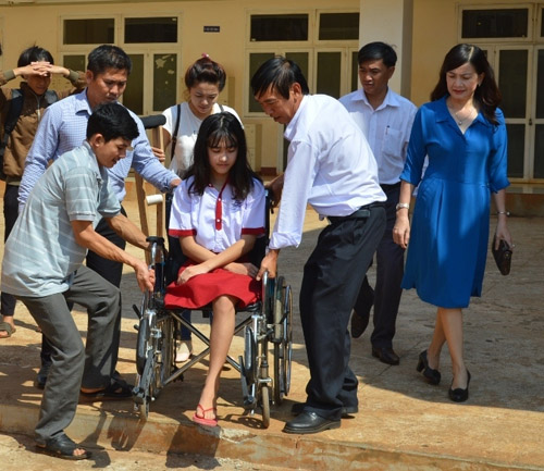 Nữ sinh bị cưa chân trở lại trường học - 1