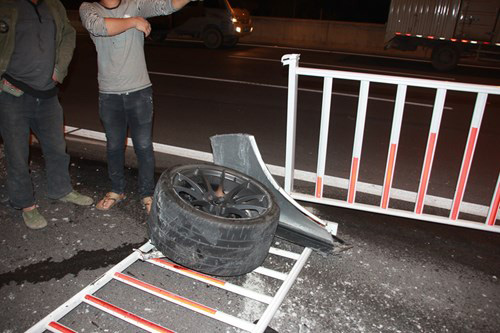 Xế hộp 45 tỉ đồng nát bươm sau cú đâm kinh hoàng - 5