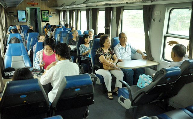 Người Sài Gòn "mê mẩn" tàu nội đô 10.000 đồng - 2