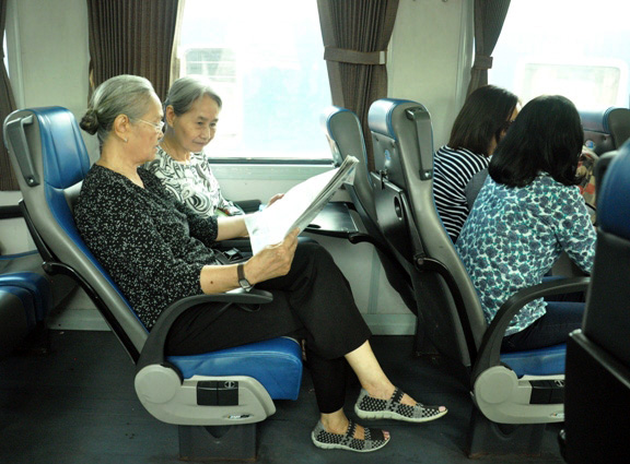 Người Sài Gòn "mê mẩn" tàu nội đô 10.000 đồng - 8