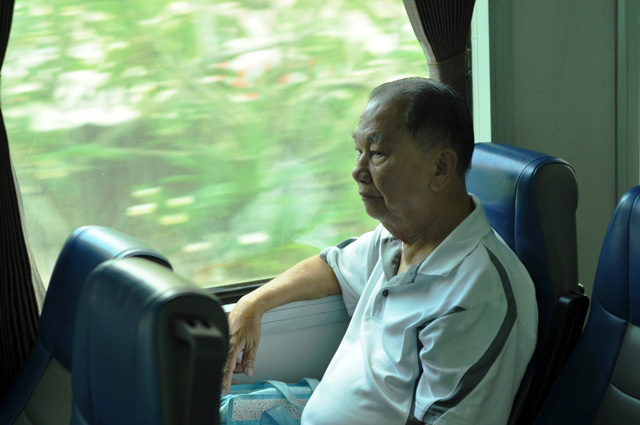 Người Sài Gòn "mê mẩn" tàu nội đô 10.000 đồng - 11