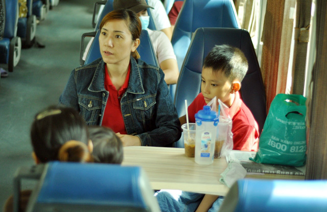 Người Sài Gòn "mê mẩn" tàu nội đô 10.000 đồng - 12