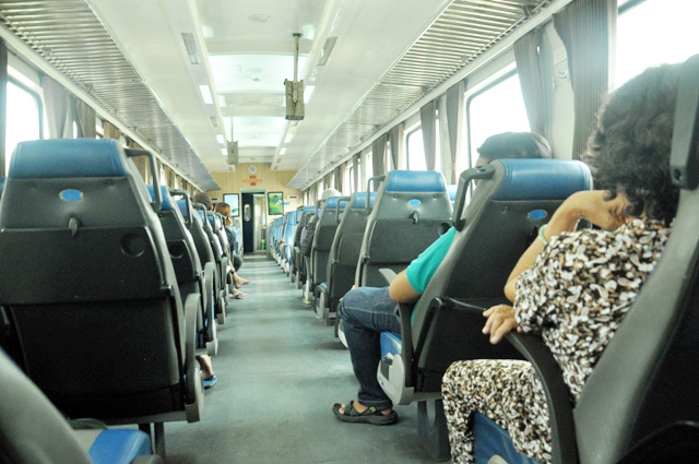 Người Sài Gòn "mê mẩn" tàu nội đô 10.000 đồng - 14