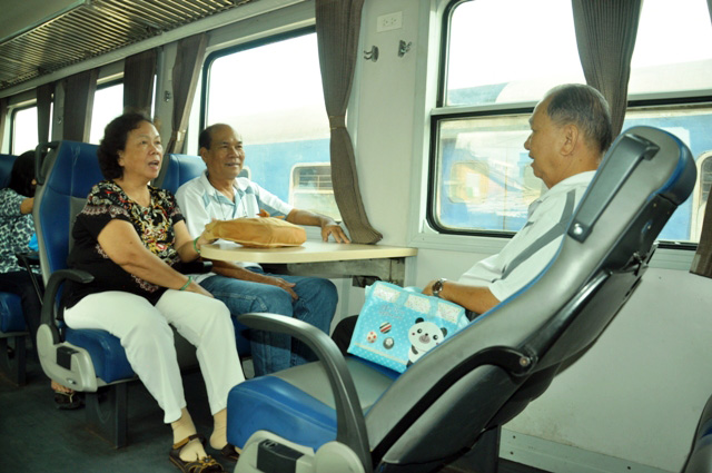 Người Sài Gòn "mê mẩn" tàu nội đô 10.000 đồng - 10