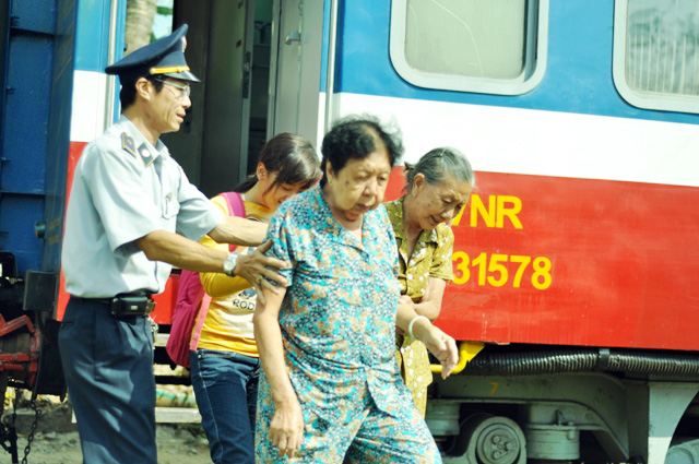 Người Sài Gòn "mê mẩn" tàu nội đô 10.000 đồng - 18