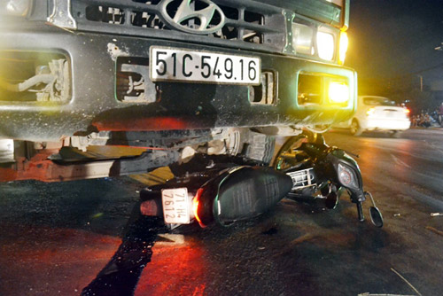 Vượt đèn đỏ gây tai nạn chết người, tài xế bị đánh nhừ tử - 1