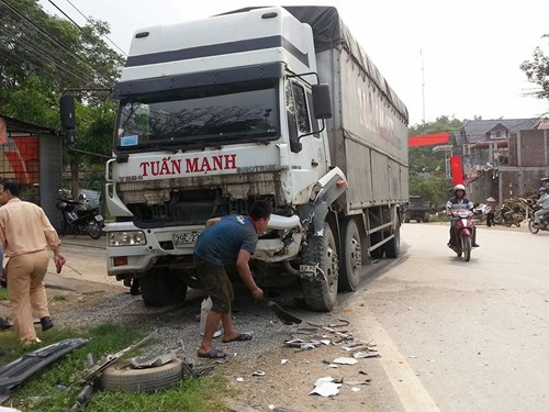 Xe con biến dạng kỳ dị sau cú đấu đầu xe tải - 5
