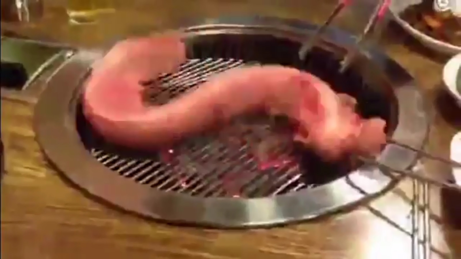 Kinh dị cá chết không đầu quằn quại giãy trên vỉ nướng - 1