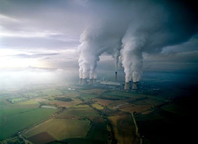 Một nhà máy điện bốc khói nghi ngút ở Anh