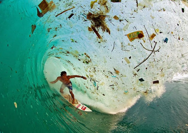 Một vịnh ở Java, Indonesia với đầy rác thải