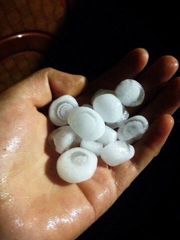 Thót tim hàng chục giáo viên khiêng xe máy vượt lũ đến trường - 4