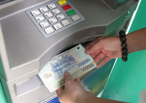 Phải làm gì khi tiền trong thẻ ATM tự “bốc hơi”? - 1