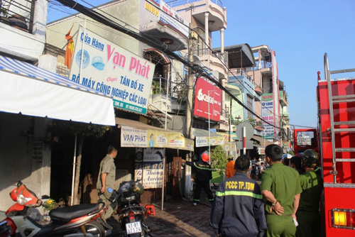 Tiệm điện lạnh phát hỏa, hàng chục bình gas cháy đen - 1