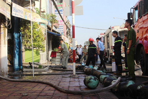 Tiệm điện lạnh phát hỏa, hàng chục bình gas cháy đen - 2