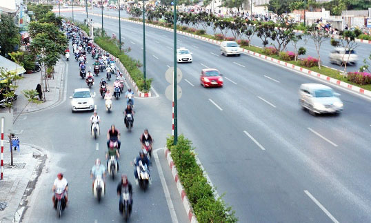 Xe máy được đi vào làn ô tô trên đại lộ đẹp nhất Sài Gòn - 1