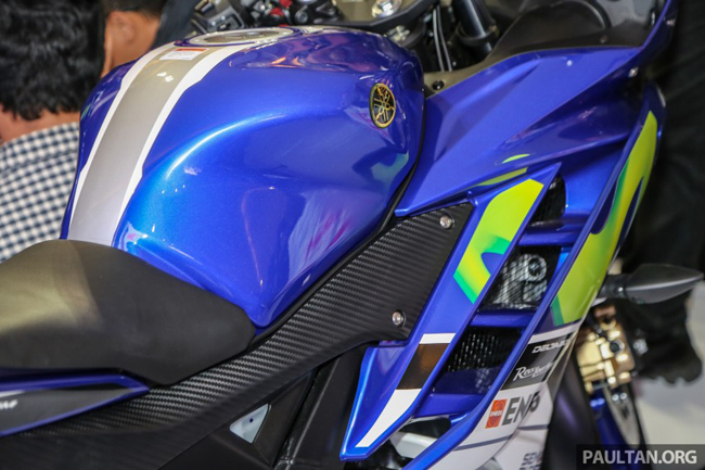 Trước đó, Yamaha đã tung ra mẫu R15 2016 với 3 phiên bản màu mới là xanh Blue Race, trắng Supernova White và xám Speed Grey.