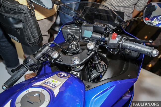 Kiểu dáng của chiếc Yamaha R15 mới làm chúng ta phần nào liên tưởng đến thế hệ trước của nó là YZF-R1.