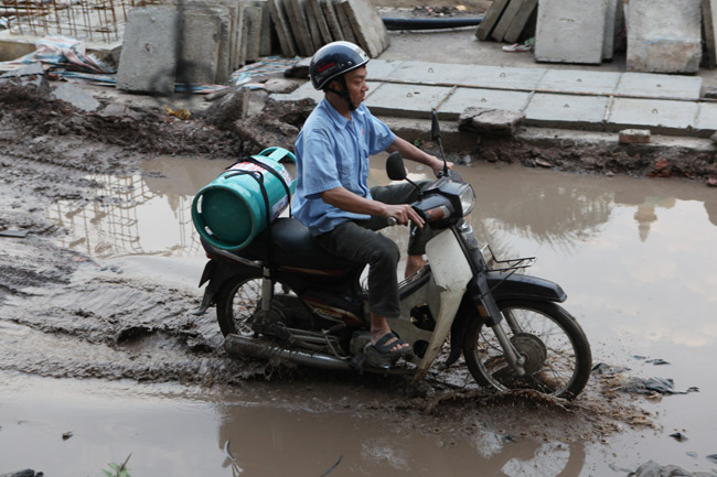 Sống giữa Thủ đô phải &#34;đu&#34; máy xúc để ra khỏi nhà - 4