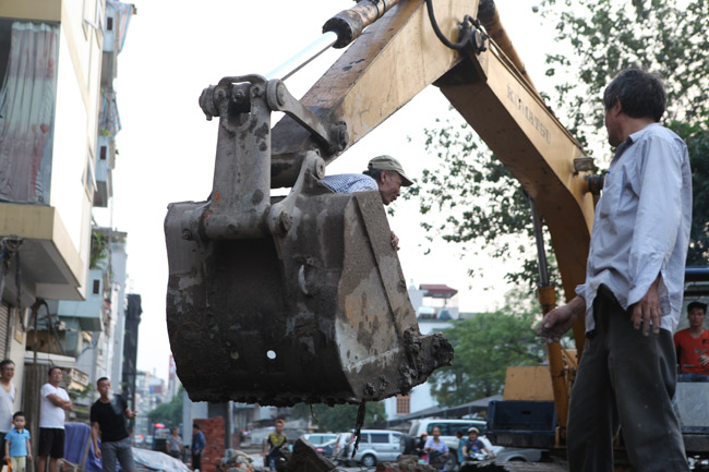Sống giữa Thủ đô phải &#34;đu&#34; máy xúc để ra khỏi nhà - 6