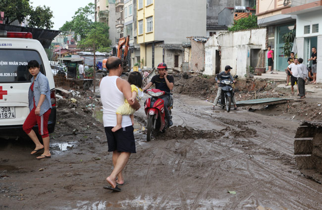 Sống giữa Thủ đô phải &#34;đu&#34; máy xúc để ra khỏi nhà - 14
