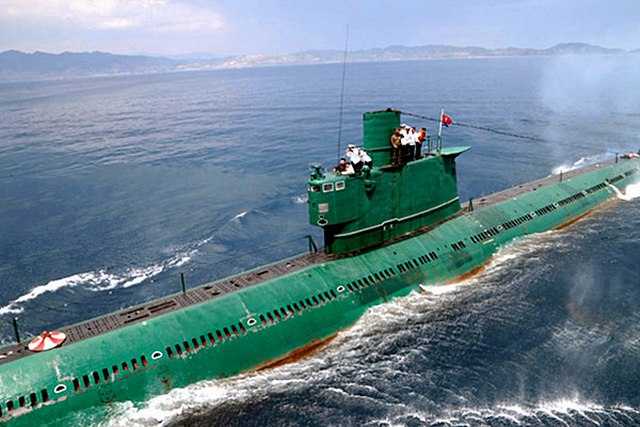 Triều Tiên bất ngờ phóng tên lửa đạn đạo từ tàu ngầm - 1