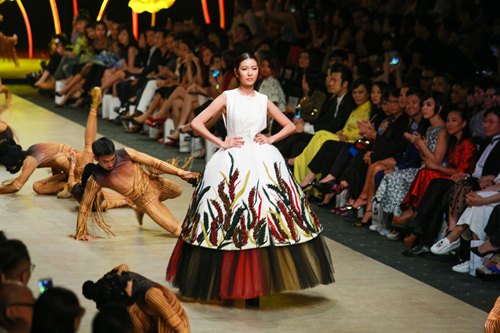 Thanh Hằng cuốn hút làm vedette show của Công Trí - 7