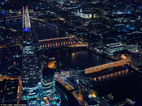 Ngắm thủ đô nước Anh đẹp lung linh về đêm từ trên cao - 1