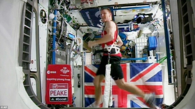 Anh: Phá kỉ lục chạy marathon trên vũ trụ - 1