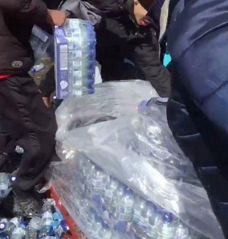 Anh: Dân xúm xít hôi nước uống ở giải marathon quốc tế - 2