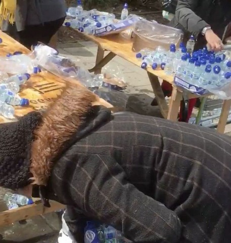 Anh: Dân xúm xít hôi nước uống ở giải marathon quốc tế - 3