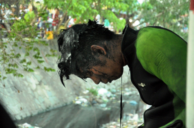 TPHCM: Lặn 200 mét dưới kênh thối tìm két sắt bị trộm - 3