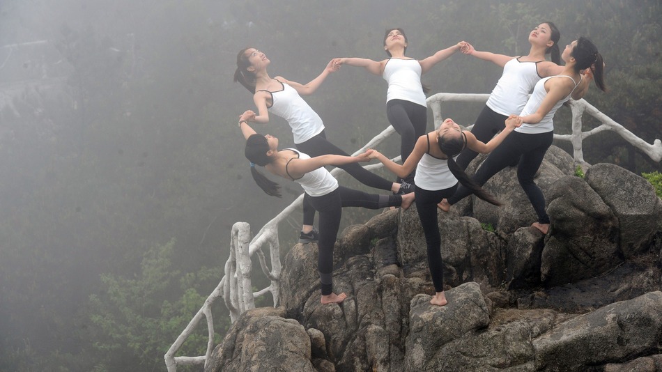 TQ: 6 thiếu nữ xinh đẹp tập yoga chênh vênh bên vực núi - 1