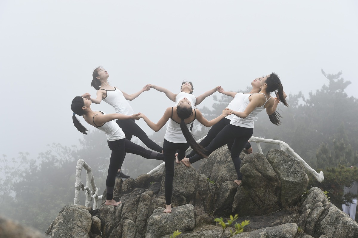 TQ: 6 thiếu nữ xinh đẹp tập yoga chênh vênh bên vực núi - 3