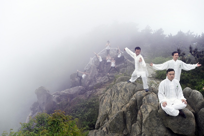 TQ: 6 thiếu nữ xinh đẹp tập yoga chênh vênh bên vực núi - 4