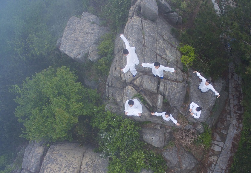 TQ: 6 thiếu nữ xinh đẹp tập yoga chênh vênh bên vực núi - 7