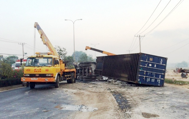 TPHCM: Tài xế ngủ gật, container chắn ngang quốc lộ 22 - 2