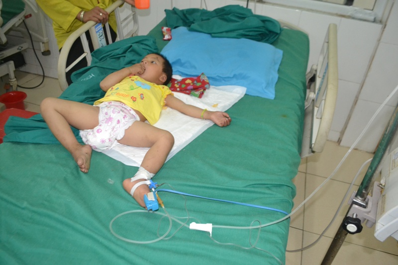 Hà Giang: Bé gái 3 tuổi bị đạn bắn xuyên đầu - 1