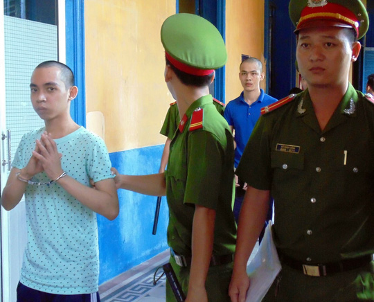 Đánh đối thủ gục tại chỗ vì thấy bạn bị tát - 1