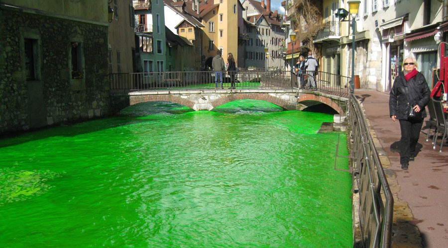 Người Pháp tự nhuộm hàng loạt sông thành màu xanh lè - 1