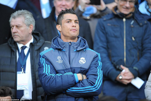 Chùm ảnh: Ronaldo sầu não và u ám ở Etihad - 15